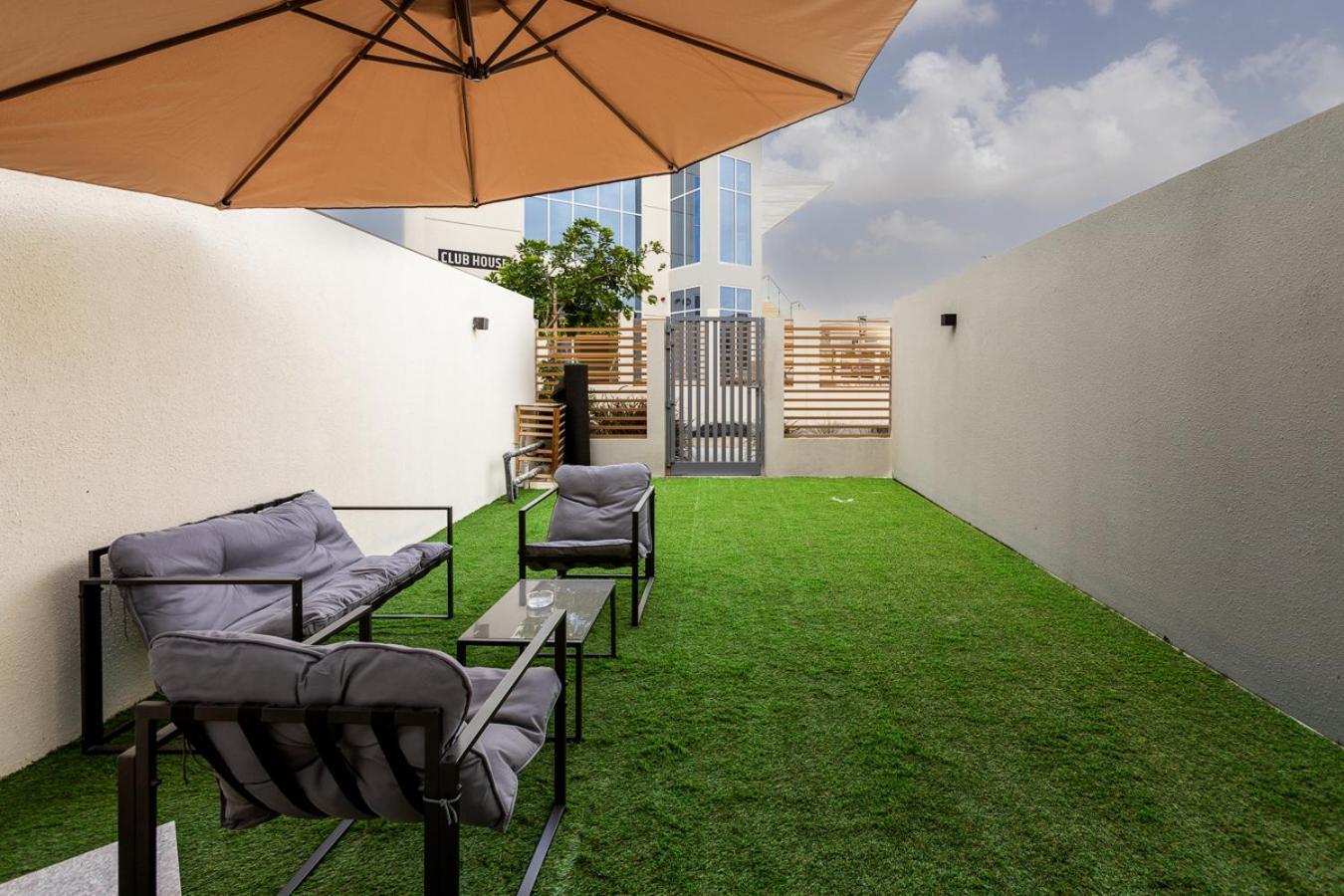 Family Friendly, 2br Townhouse In Rukan Community, Land - Allsopp & Allsopp Vakantiehuis Dubai